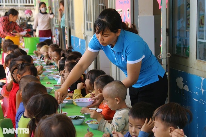 Bữa cơm miễn phí dành tặng học sinh nghèo - Ảnh 4.