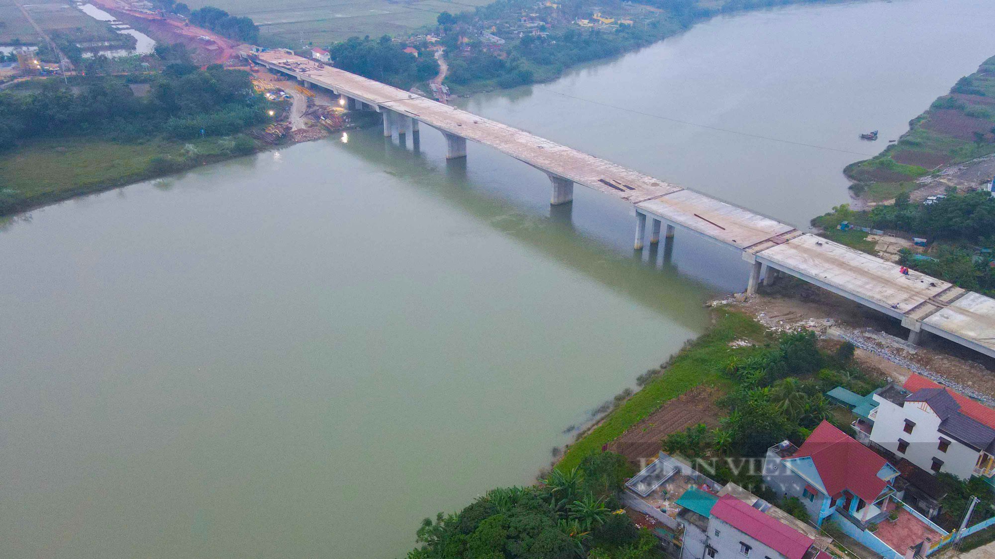 Hình hài cây cầu trăm tỷ vượt sông Mê Việt Linh trên tuyến cao tốc Bắc - Nam chuẩn bị về đích - Ảnh 9.