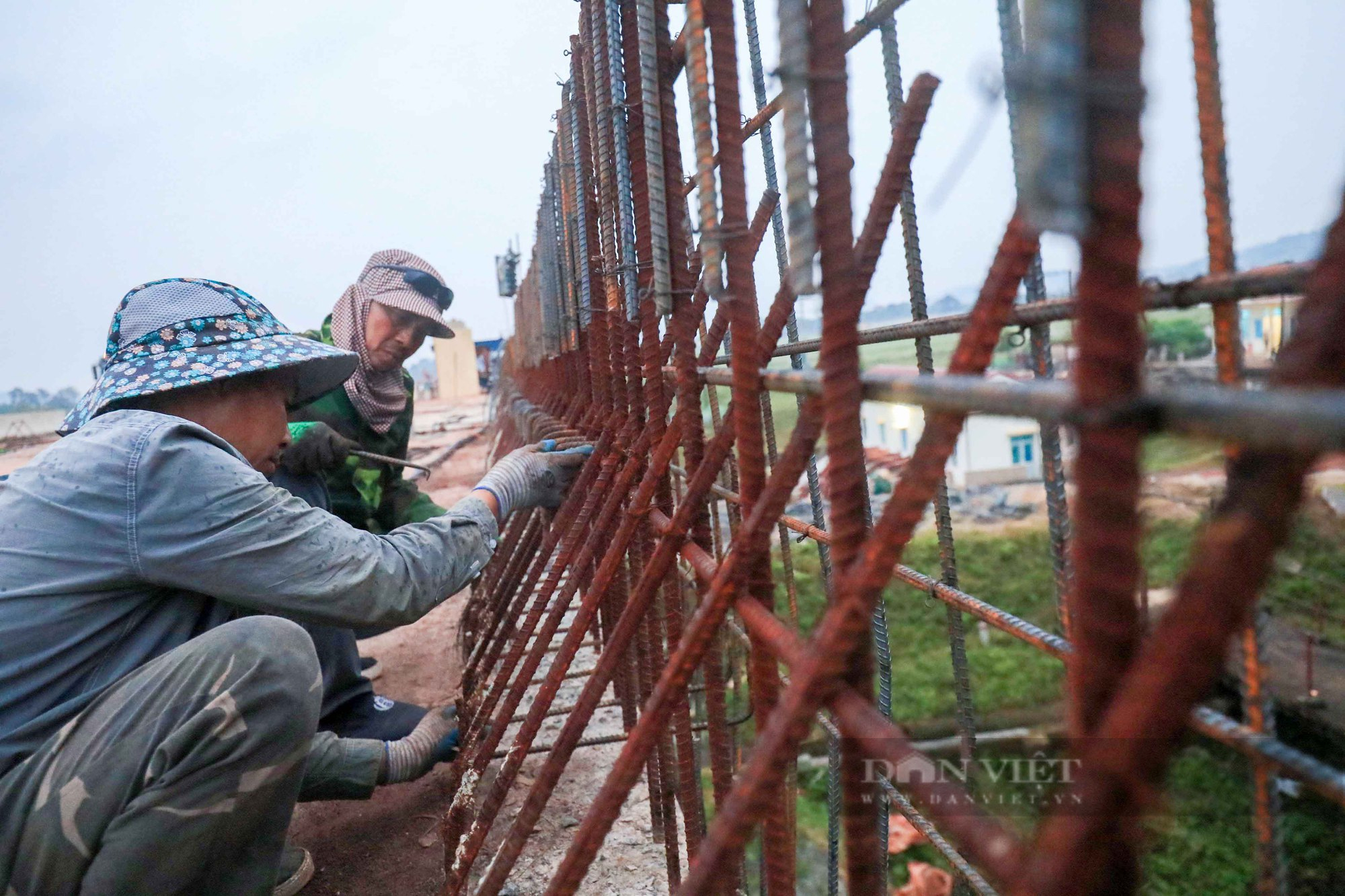 Hình hài cây cầu trăm tỷ vượt sông Mê Việt Linh trên tuyến cao tốc Bắc - Nam chuẩn bị về đích - Ảnh 4.