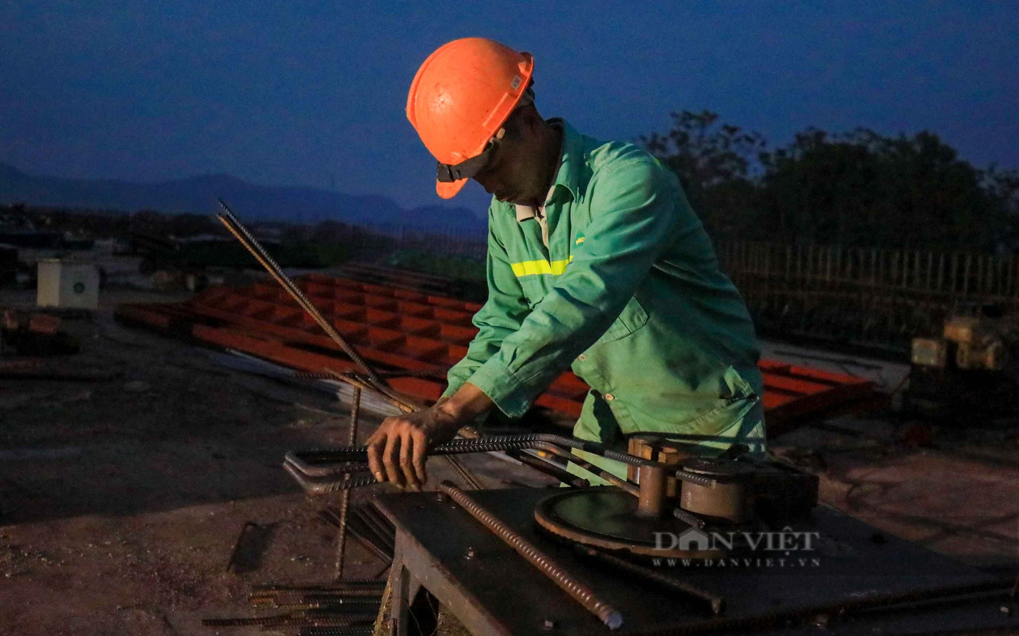 Hình hài cây cầu trăm tỷ vượt sông Mê Việt Linh trên tuyến cao tốc Bắc - Nam chuẩn bị về đích - Ảnh 7.