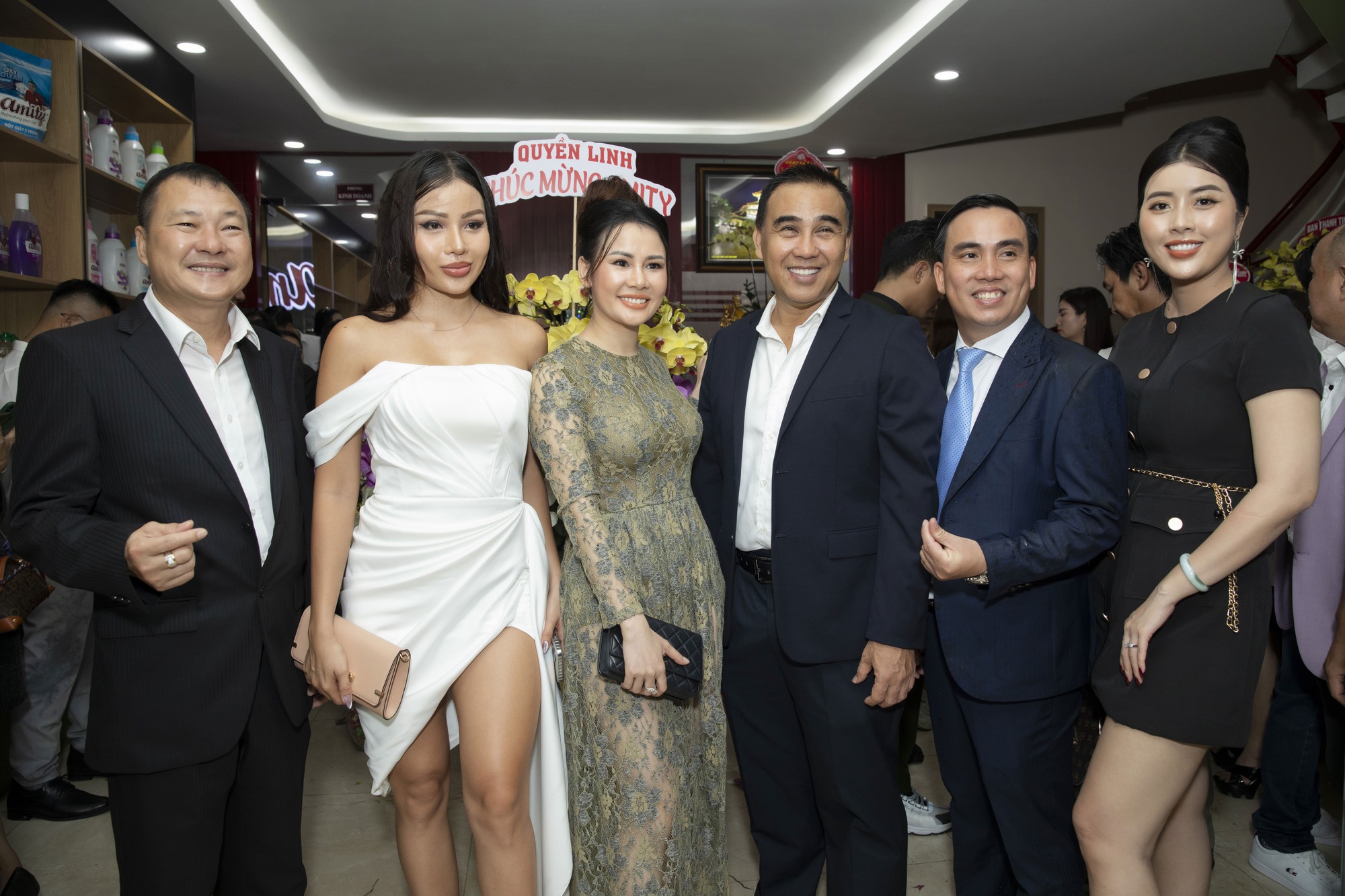 MC Quyền Linh: &quot;Chính bà xã giúp tôi nảy ra ý tưởng kinh doanh nước rửa chén&quot; - Ảnh 2.