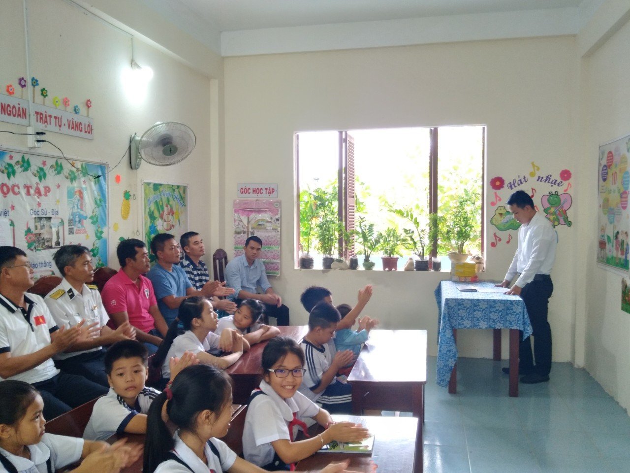 Thị trấn Trường Sa gặp mặt nhân ngày Nhà giáo Việt Nam 20/11 - Ảnh 2.