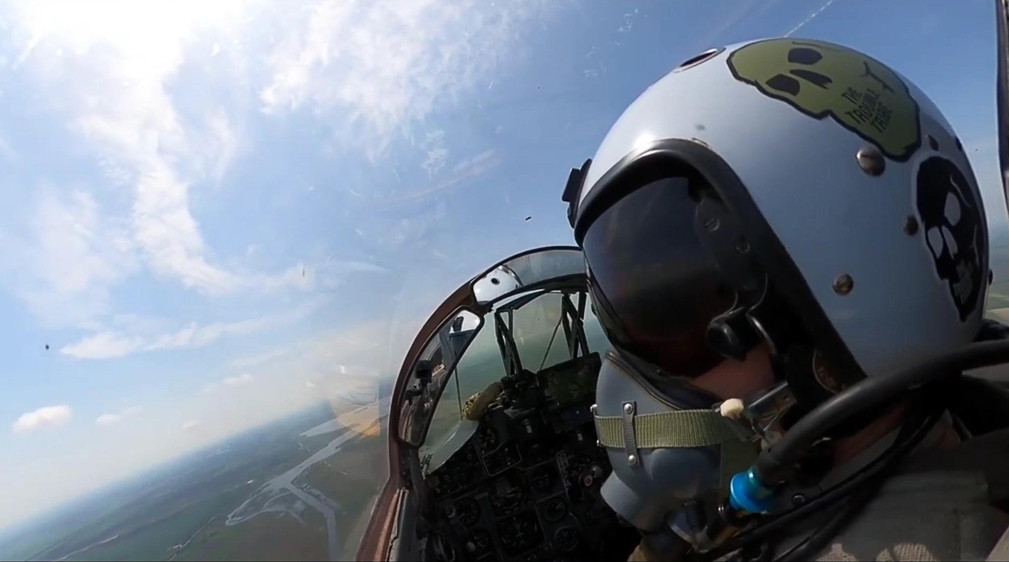 Hai phi công Su-34 Nga bị bắn rơi thoát hiểm thần kỳ, được tặng danh hiệu Anh hùng - Ảnh 14.
