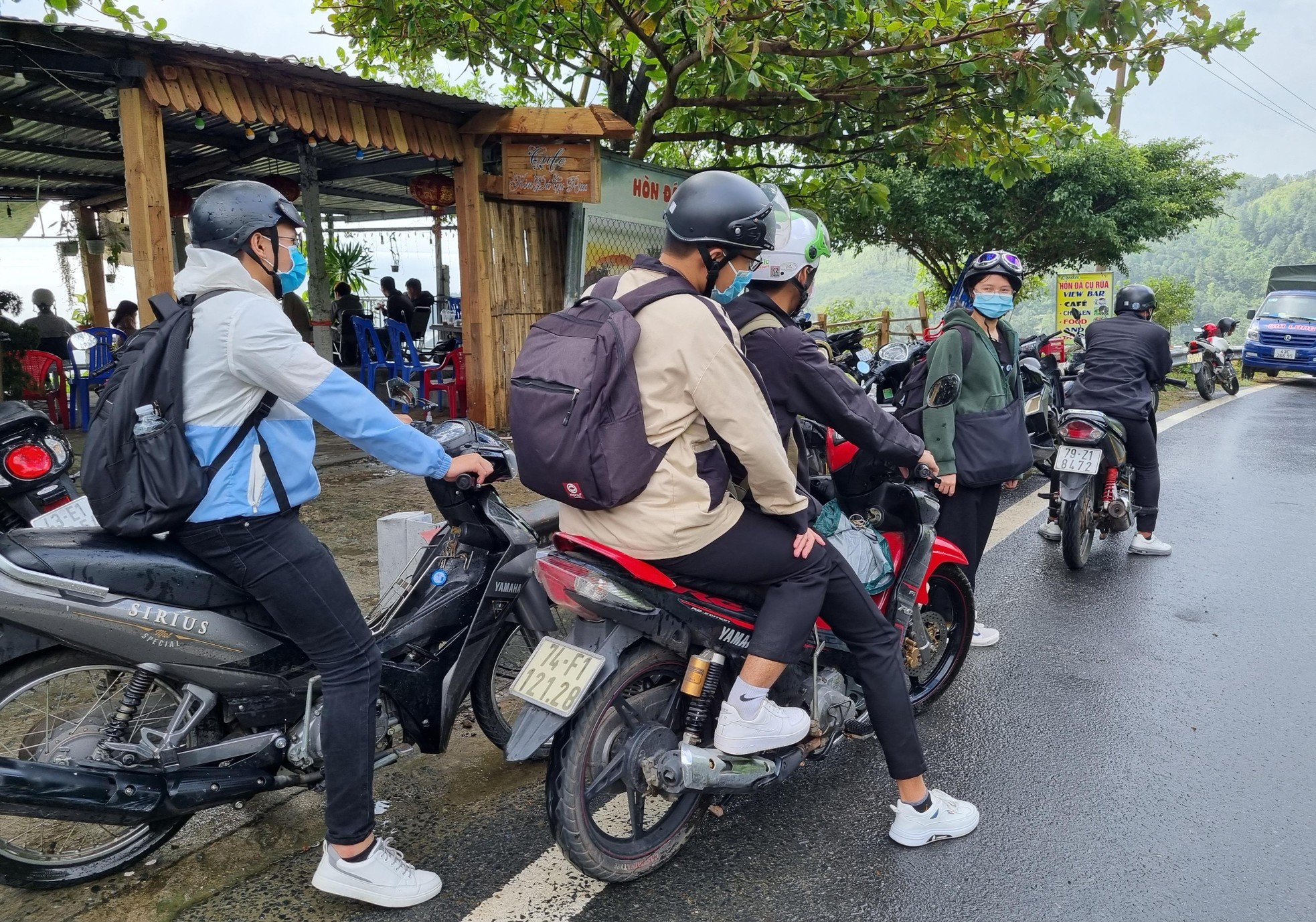 Giới trẻ kéo nhau lên đèo Hải Vân thư giãn, 'săn mây' dịp cuối tuần - Ảnh 4.