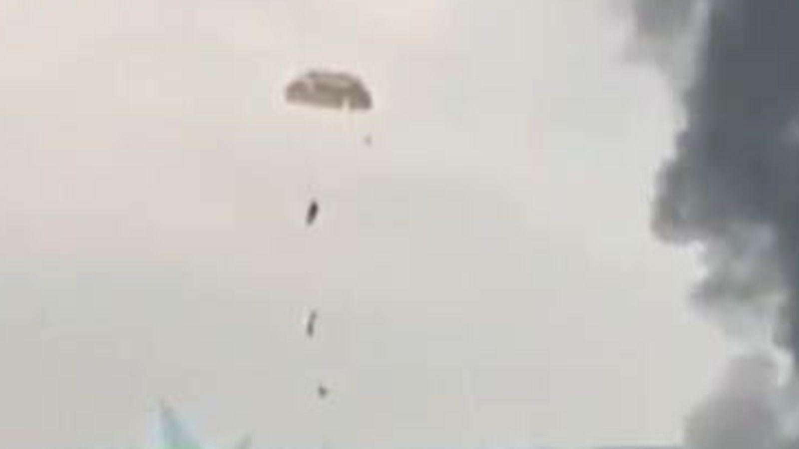 Hai phi công Su-34 Nga bị bắn rơi thoát hiểm thần kỳ, được tặng danh hiệu Anh hùng - Ảnh 6.