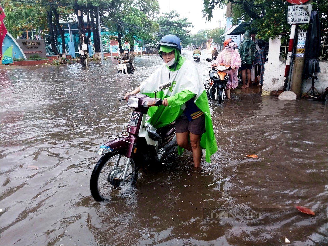 Ninh Thuận: Mưa lớn liên tục nhiều ngày gây ngập úng và sạt lở đất đá trên tuyến đường ven biển - Ảnh 4.