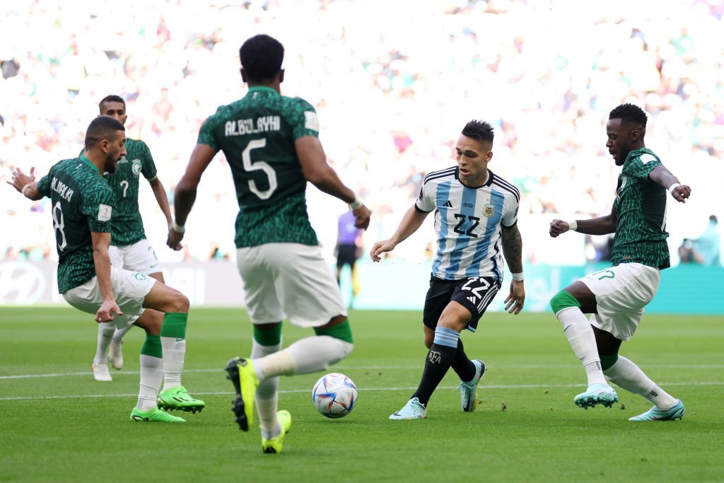 Chùm ảnh: Ả rập Xê út lội ngược dòng “nhấn chìm” Argentina - Ảnh 1.