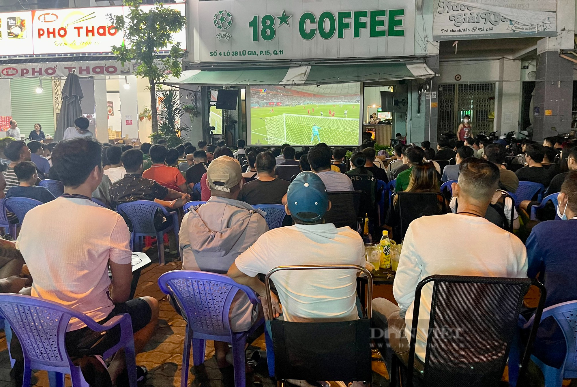 Sôi động mùa World Cup ở TP.HCM: Công nhân, sinh viên bàn tán rôm rả bàn cách… xuống tiền - Ảnh 1.