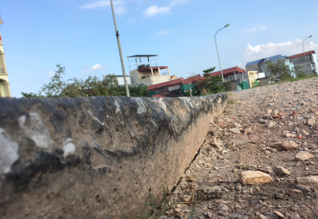 Hiểm họa chết người trên đê bao sông Đáy, bê tông vỡ nát ở Hà Nội - Ảnh 5.