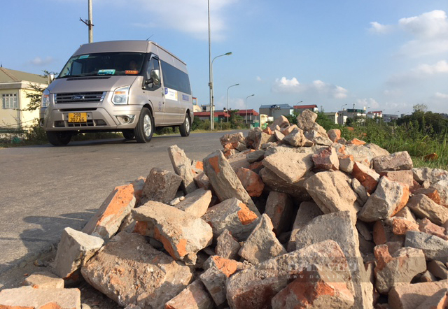 Hiểm họa chết người trên đê bao sông Đáy, bê tông vỡ nát ở Hà Nội - Ảnh 7.