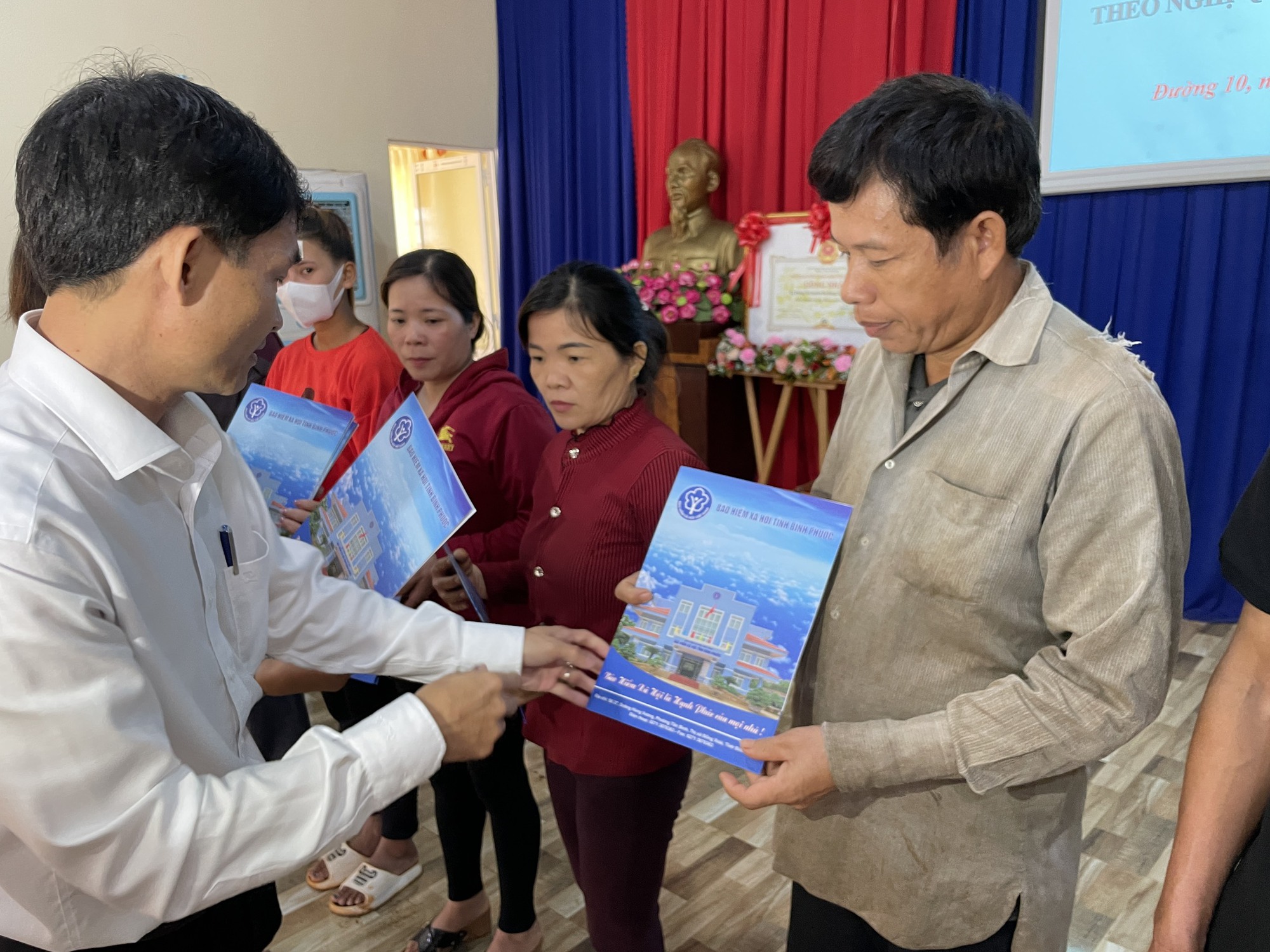 Trao thẻ BHYT cho bà con dân tộc thiểu số, trao niềm tin vào cuộc sống  - Ảnh 2.