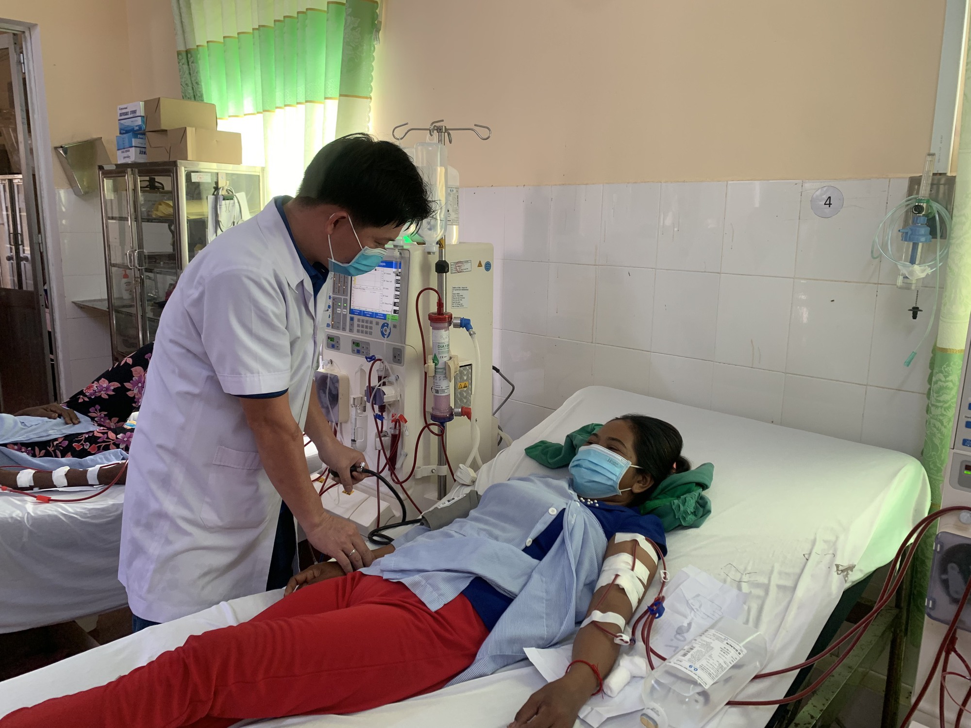 Trao thẻ BHYT cho bà con dân tộc thiểu số, trao niềm tin vào cuộc sống  - Ảnh 1.