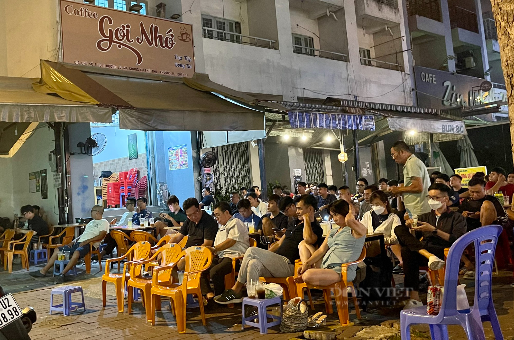 Sôi động mùa World Cup ở TP.HCM: Công nhân, sinh viên bàn tán rôm rả bàn cách… xuống tiền - Ảnh 8.