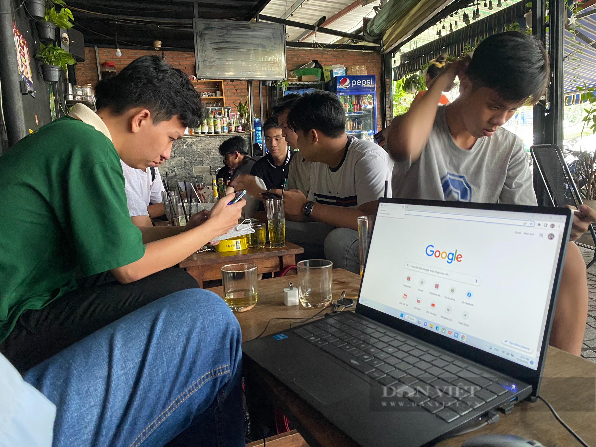 Sôi động mùa World Cup ở TP.HCM: Công nhân, sinh viên rôm rả bàn cách… &quot;xuống tiền&quot; - Ảnh 5.