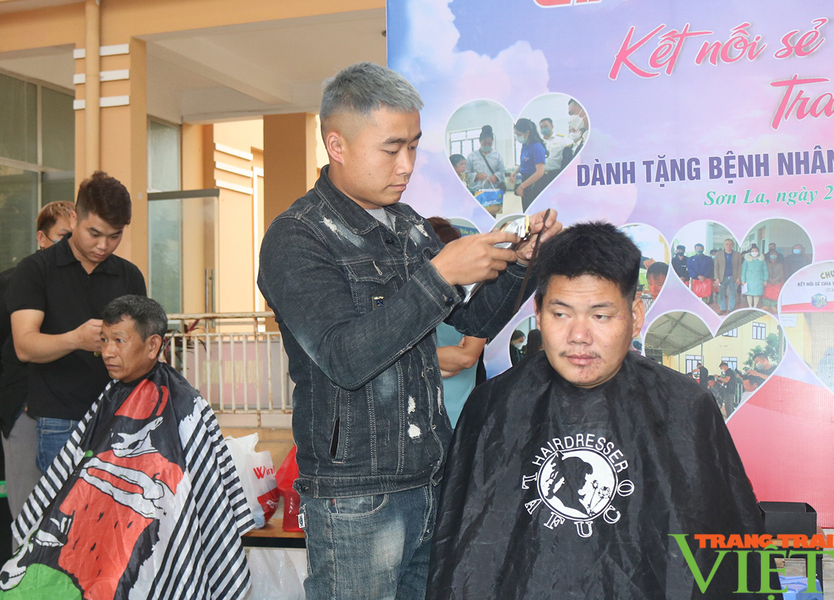 Sơn La: Tổ chức gian hàng 0 đồng cho bệnh nhân nghèo - Ảnh 3. Sơn La: Tổ chức gian hàng 0 đồng cho bệnh nhân nghèo - Ảnh 3.