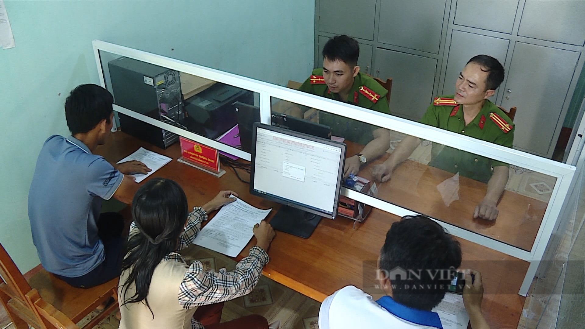 Phú Thọ: Công an xã đăng ký xe chỉ với 5 phút, người dân phấn khởi ra mặt - Ảnh 2.