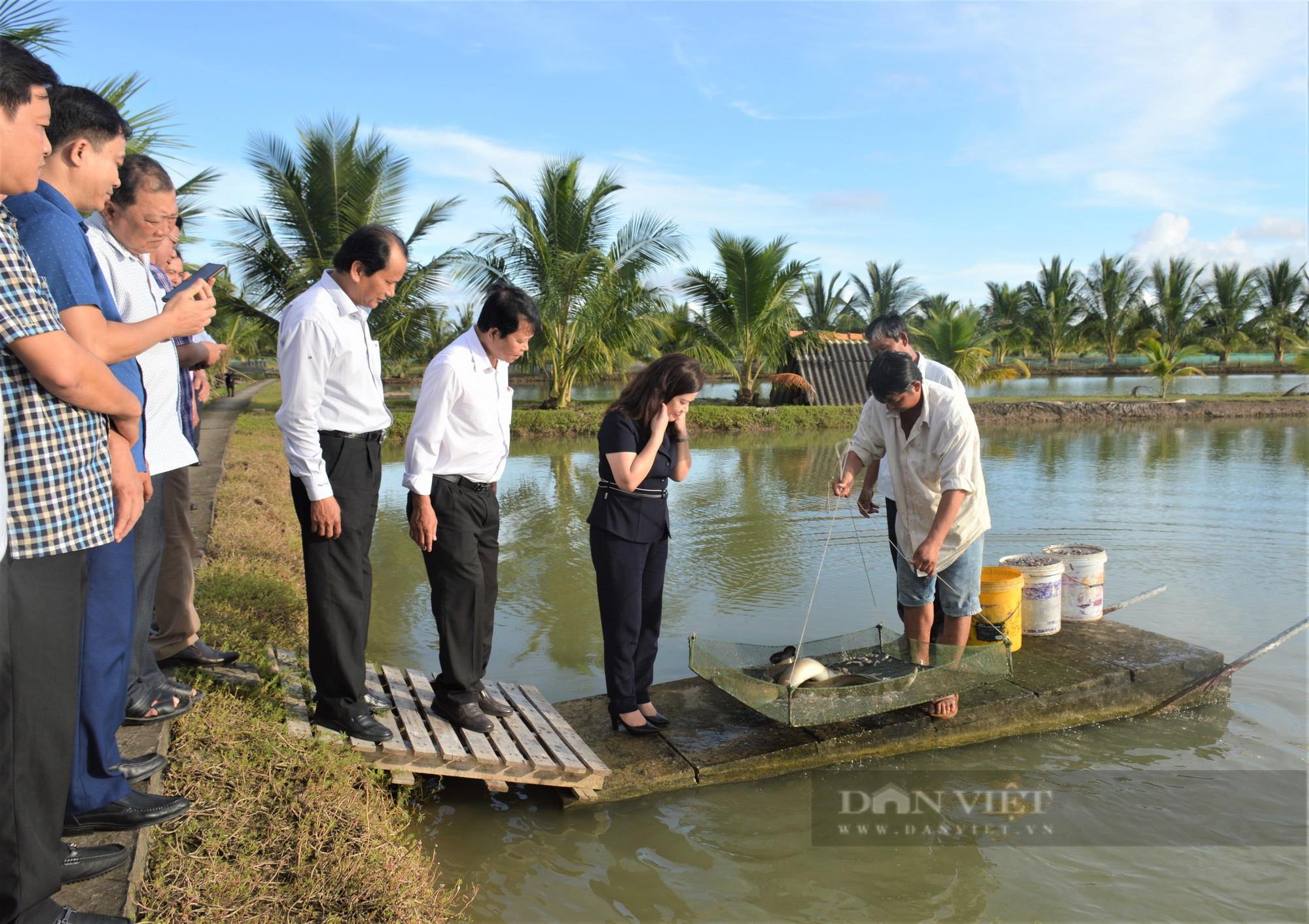 Hội Nông dân 11 tỉnh, thành cụm thi đua số 5 thăm mô hình nuôi cá chình của tỷ phú ở Cà Mau - Ảnh 4.