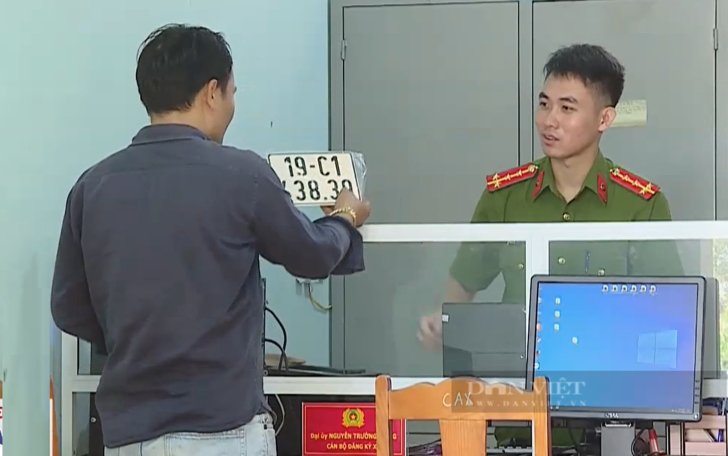 Phú Thọ: Công an xã đăng ký xe chỉ với 5 phút, người dân phấn khởi ra mặt - Ảnh 1.