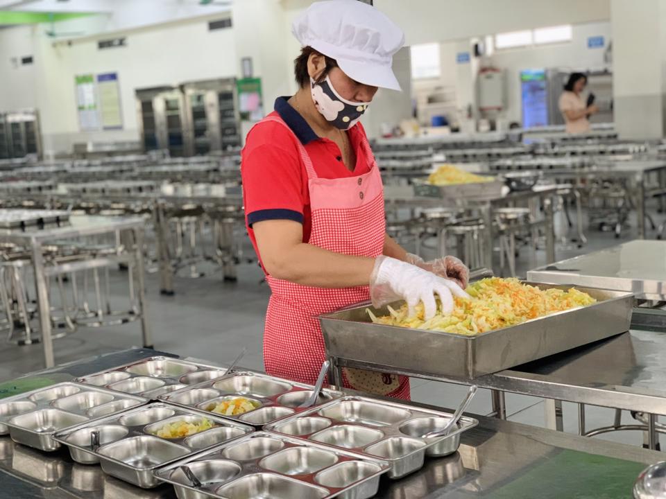 Sau vụ ngộ độc Trường Ischool, phụ huynh Hà Nội ráo riết nghĩ cách kiểm tra suất ăn bán trú của con - Ảnh 2.
