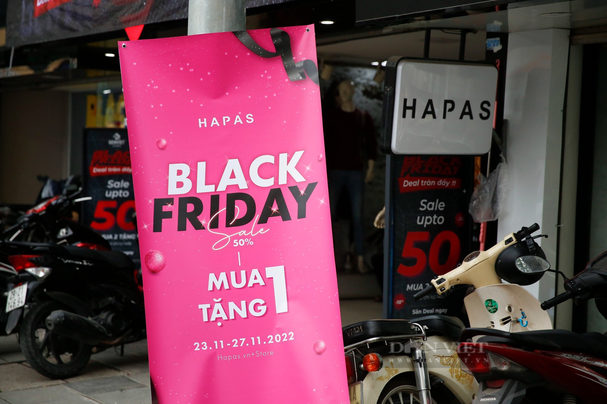 Giới trẻ Hà Nội xếp hàng chờ cả tiếng để mua giày dép &quot;made in Việt Nam&quot; trong ngày Black Friday - Ảnh 9.