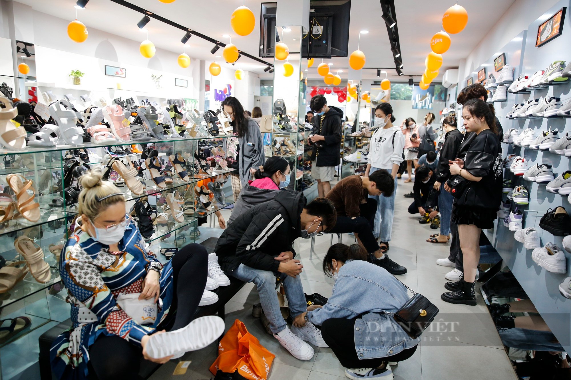 Giới trẻ Hà Nội xếp hàng chờ cả tiếng để mua giày dép &quot;made in Việt Nam&quot; trong ngày Black Friday - Ảnh 3.
