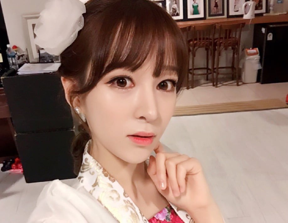 Nữ ca sĩ phải giao sữa sau khi rời nhóm nhạc - Ảnh 1.