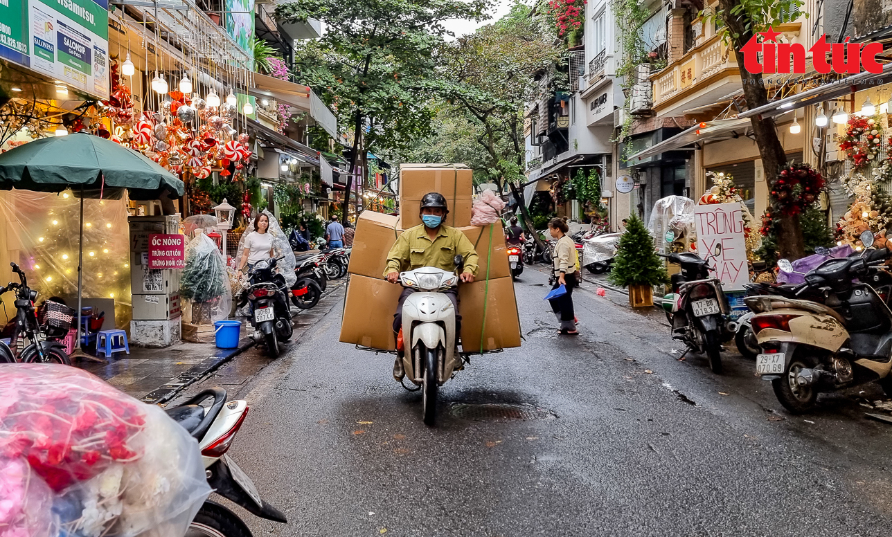 Hà Nội: Tiểu thương tất bật vận chuyển đồ trang trí Noel trên phố Hàng Mã - Ảnh 3.