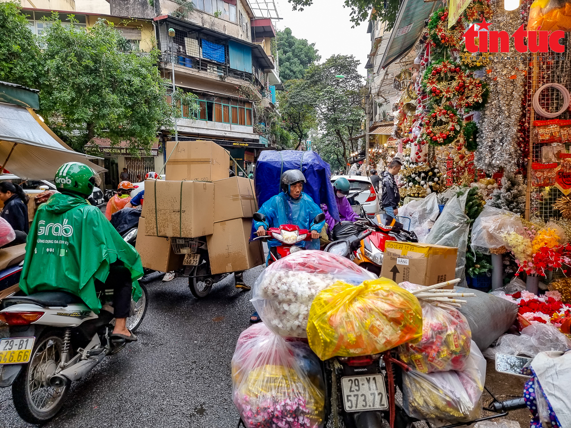 Hà Nội: Tiểu thương tất bật vận chuyển đồ trang trí Noel trên phố Hàng Mã - Ảnh 4.