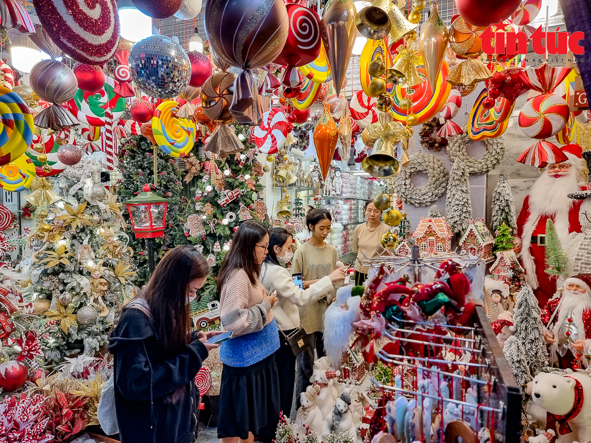 Hà Nội: Tiểu thương tất bật vận chuyển đồ trang trí Noel trên phố Hàng Mã - Ảnh 11.