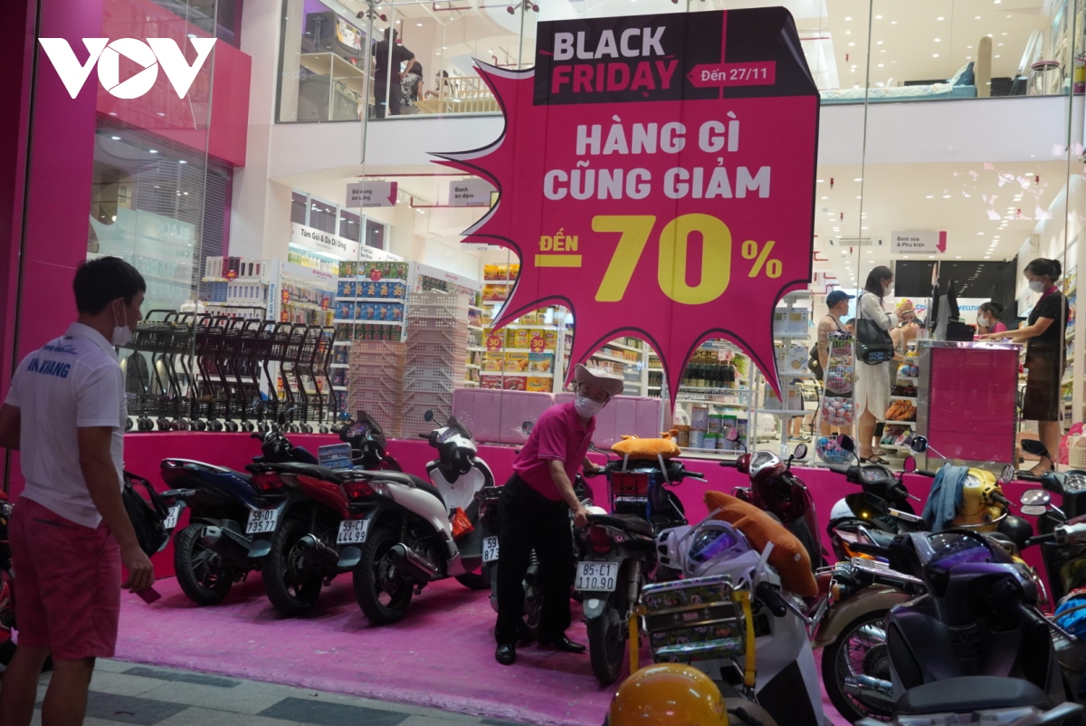 Nhiều cửa hàng ở TP.HCM giảm giá sâu dịp Black Friday - Ảnh 5.