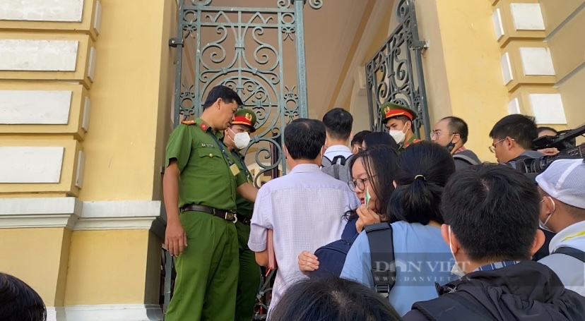 Xét xử vụ V.A bị bạo hành: Luật sư gia đình nạn nhân tiếp tục đòi đổi tội danh người cha - Ảnh 2.