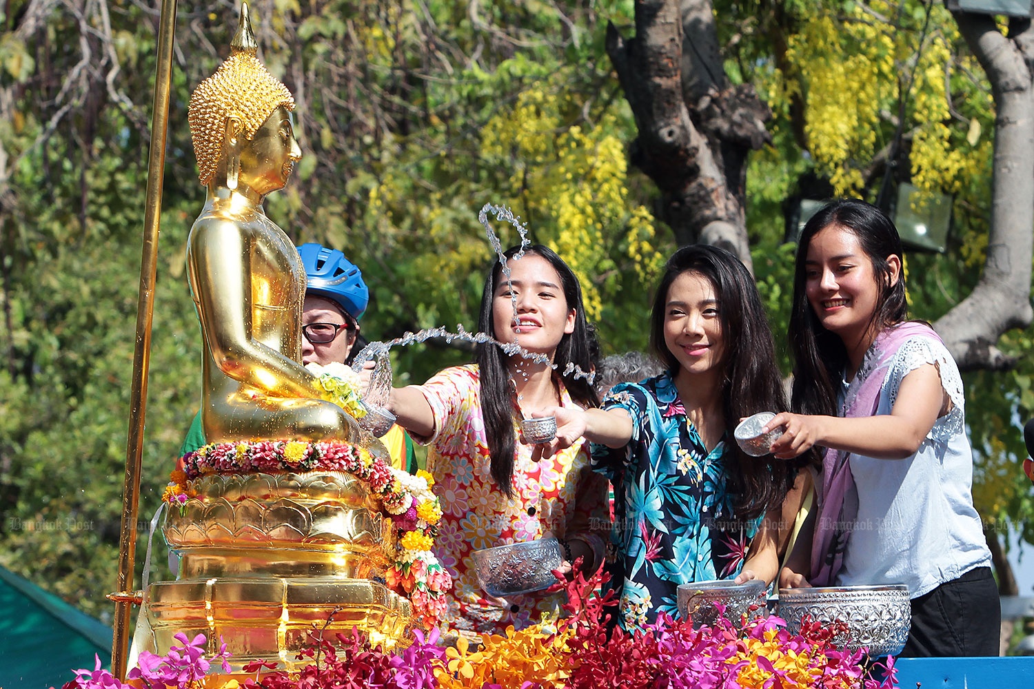 Vé Tết TP.HCM - Hà Nội quá đắt, sang Thái còn rẻ hơn - Ảnh 2.