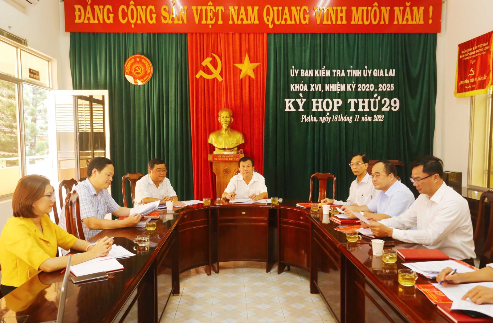 Khiển trách một hiệu trưởng có nhiều sai phạm ở Gia Lai - Ảnh 1.