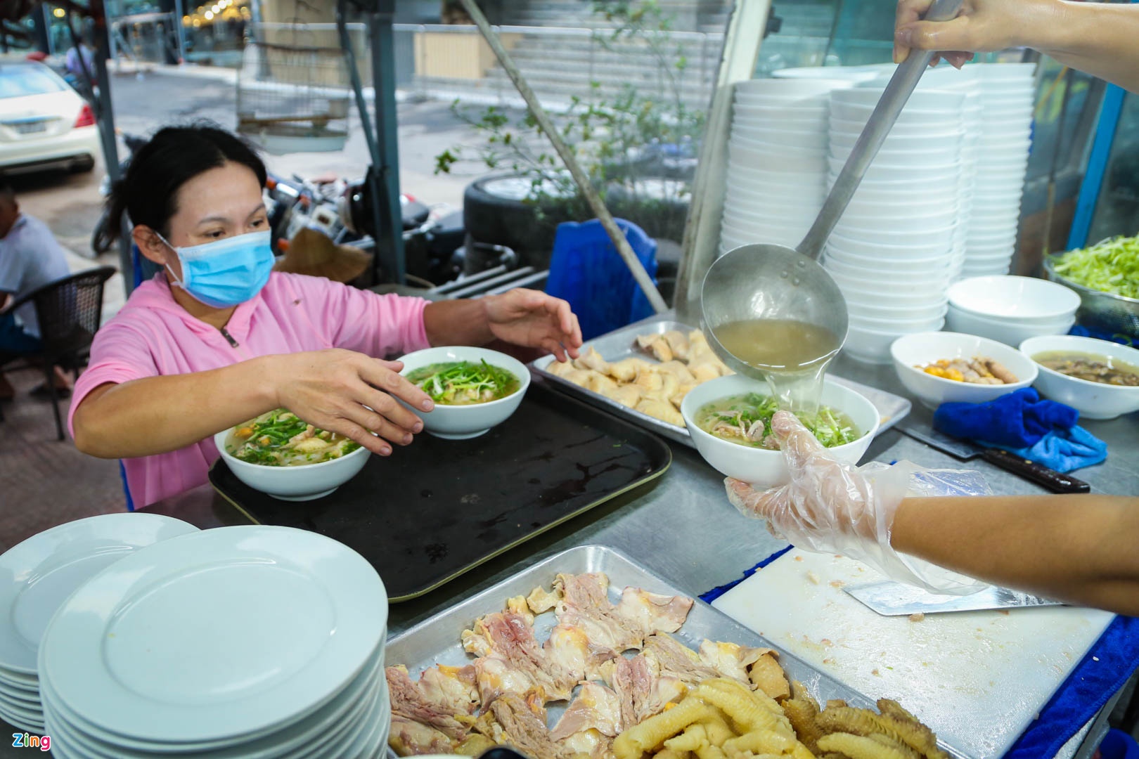 Hàng phở gà trên xe khách ở Hà Nội - Ảnh 6.