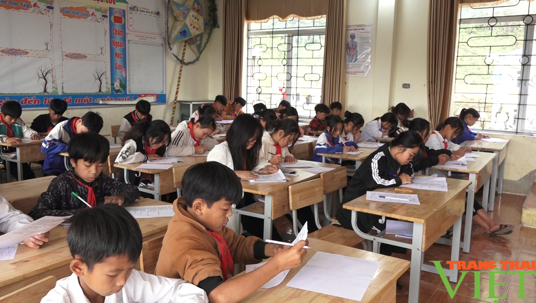 Phòng chống rét cho học sinh ở huyện vùng cao Lai Châu - Ảnh 3. Phòng chống rét cho học sinh ở huyện vùng cao Lai Châu - Ảnh 3.