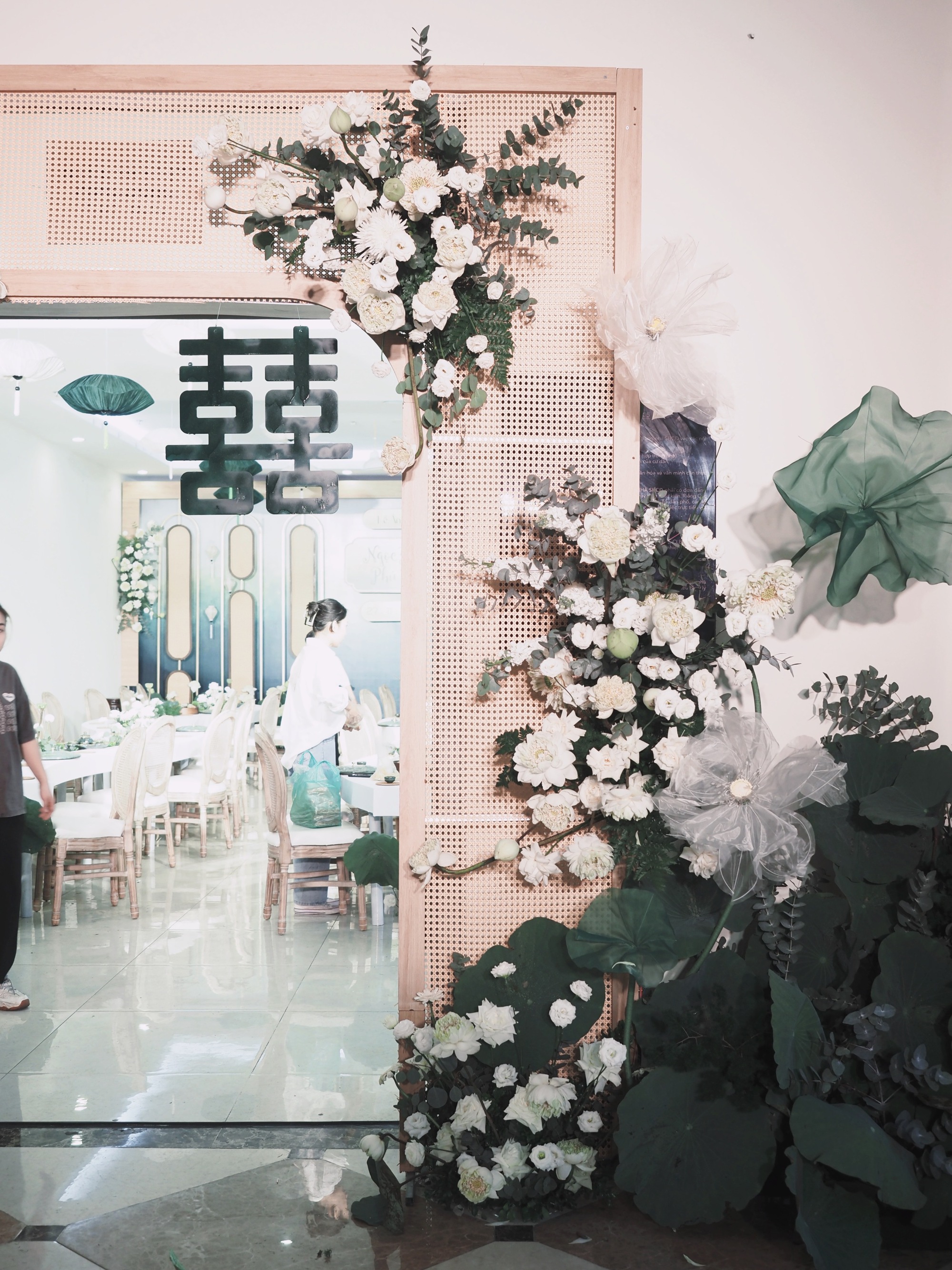 Lễ ăn hỏi ngập tràn sen trắng của hoa hậu Ngọc Hân - Ảnh 7.