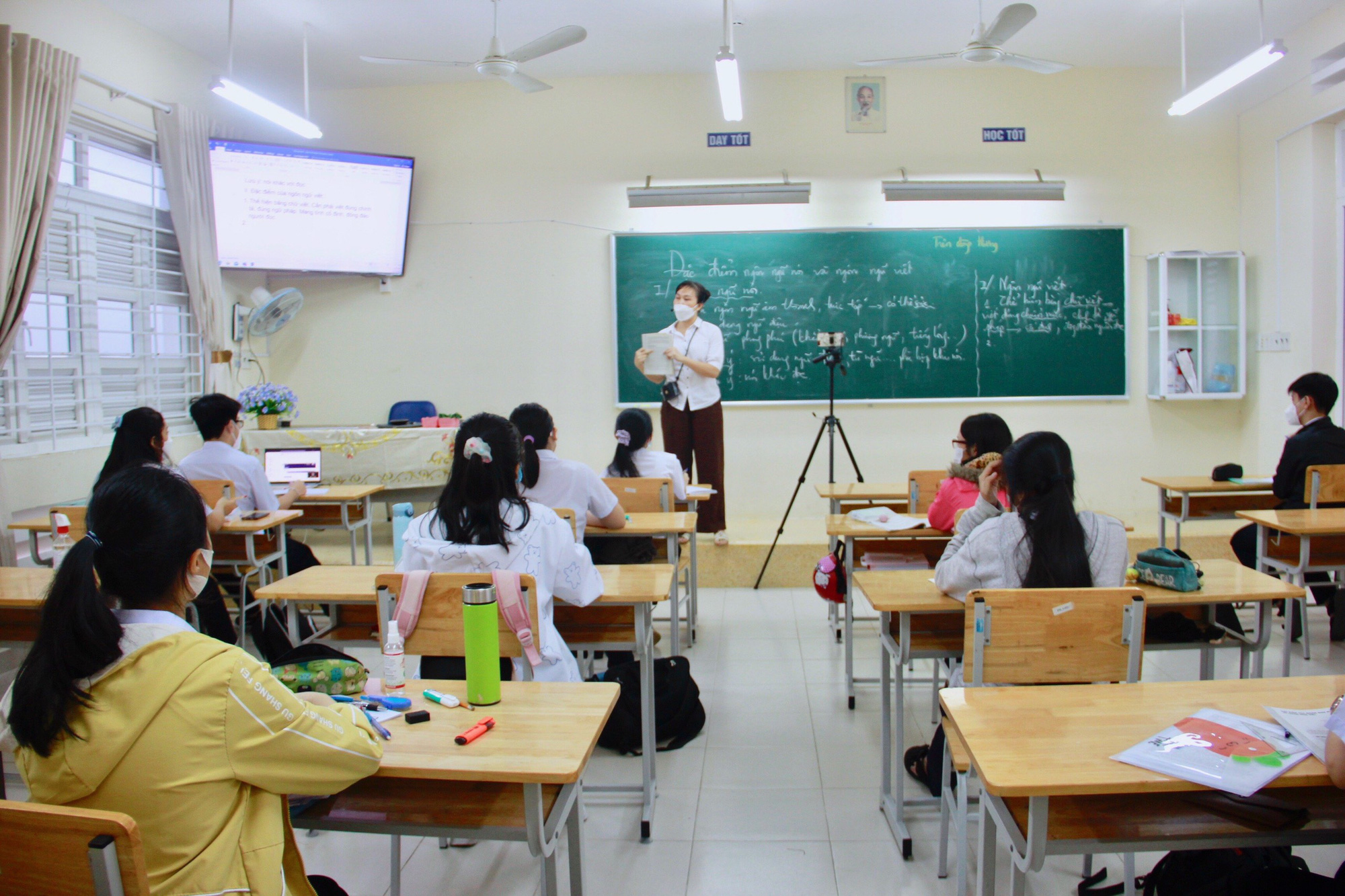 Lương giáo viên THPT năm 2023 hệ công lập thay đổi thế nào? - Ảnh 1.