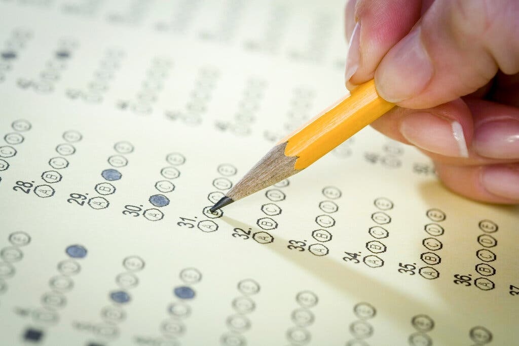 Hạn chế địa điểm thi IELTS có làm tăng khoảng cách tiếp cận giáo dục? - Ảnh 2.