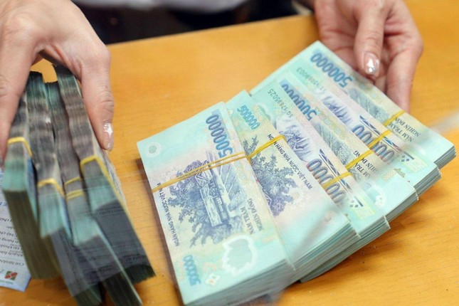 Lãi suất tiết kiệm tiếp tục tăng, gửi tiền ngân hàng nào lãi nhất? - Ảnh 1. Lãi suất tiết kiệm tiếp tục tăng, gửi tiền ngân hàng nào lãi nhất? - Ảnh 1.