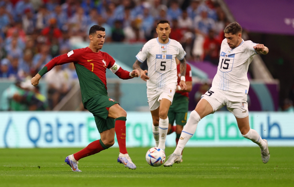 Bruno Fernandes 2 lần “xé lưới” Uruguay, Bồ  Đào Nha sớm vào vòng 1/8 - Ảnh 1.