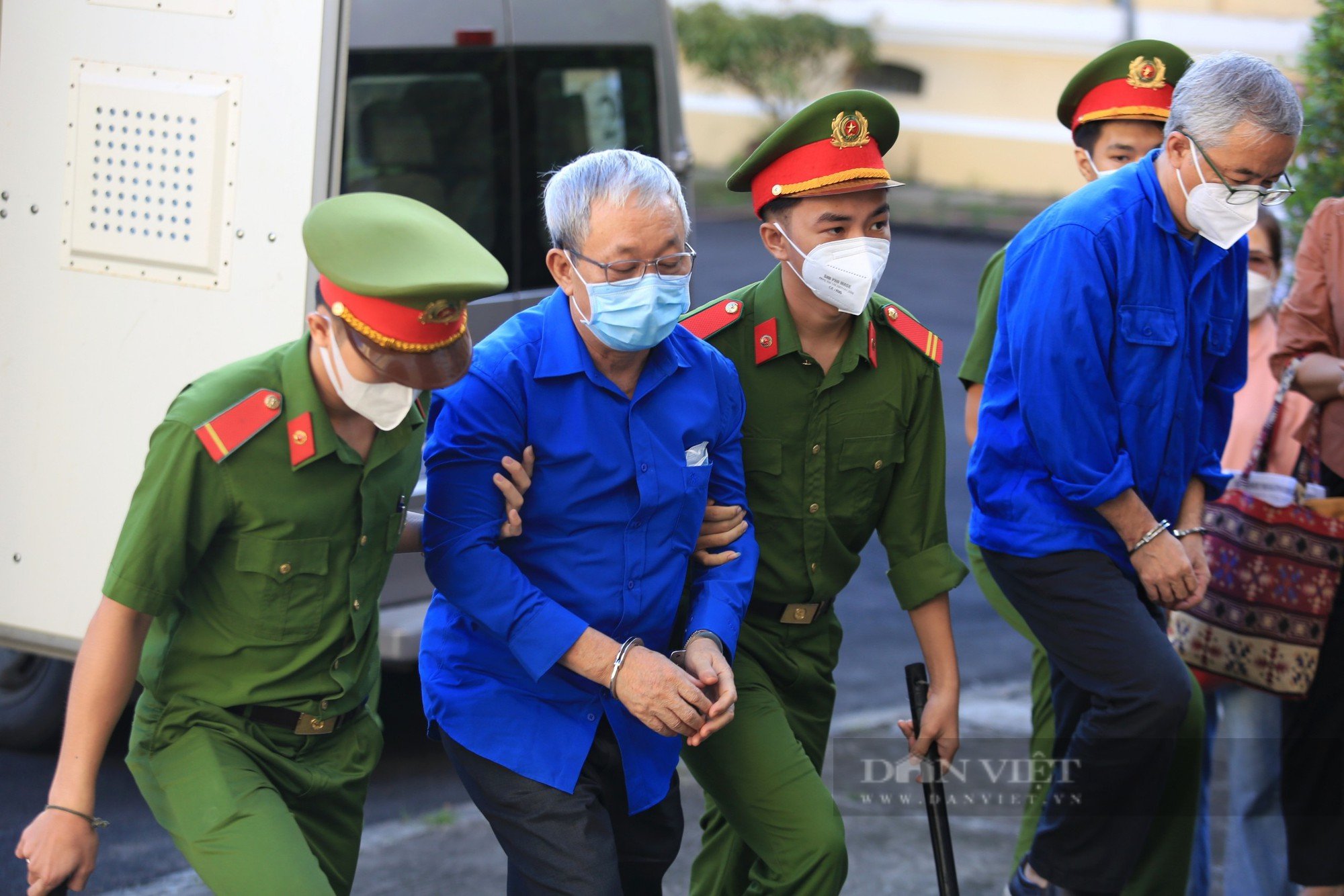 Xét xử vụ sai phạm tại Bệnh viện Mắt TP.HCM: Cựu Giám đốc Nguyễn Minh Khải khai gì tại tòa? - Ảnh 2.