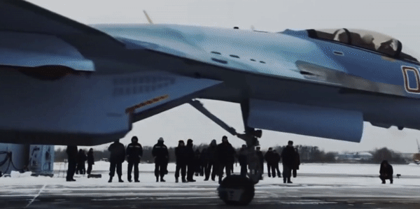 Su-35S phóng tên lửa diệt máy bay Ukraine ngay từ không phận Nga - Ảnh 18.