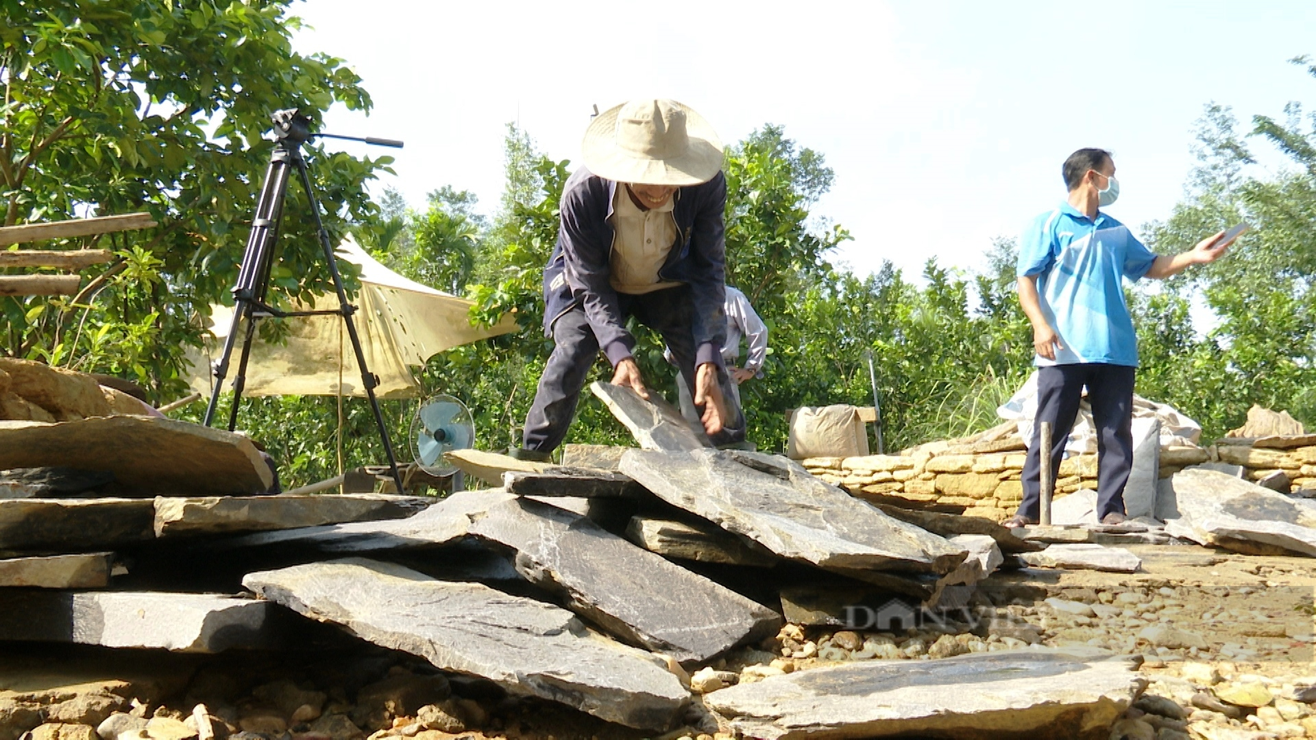 Quảng Nam: Cần mẫn sắp từng viên đá, bộ đội Cụ Hồ làm đẹp xóm làng - Ảnh 2.