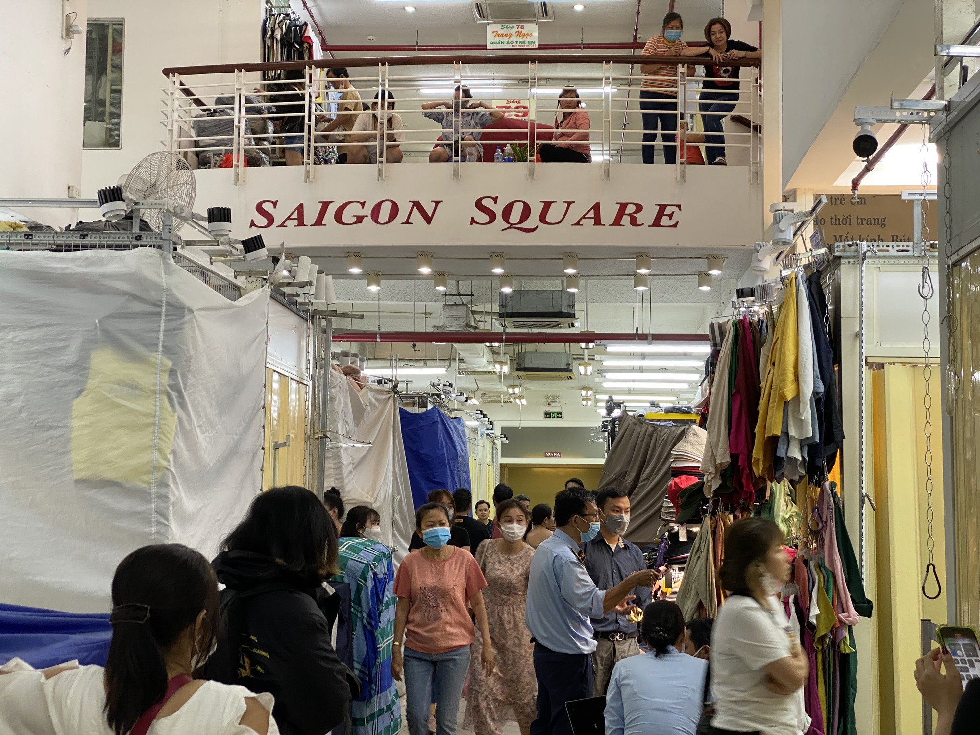 Nhiều tiểu thương Saigon Square dọn hàng, đóng cửa để né đoàn kiểm tra - Ảnh 2. Nhiều tiểu thương Saigon Square dọn hàng, đóng cửa để né đoàn kiểm tra - Ảnh 2.