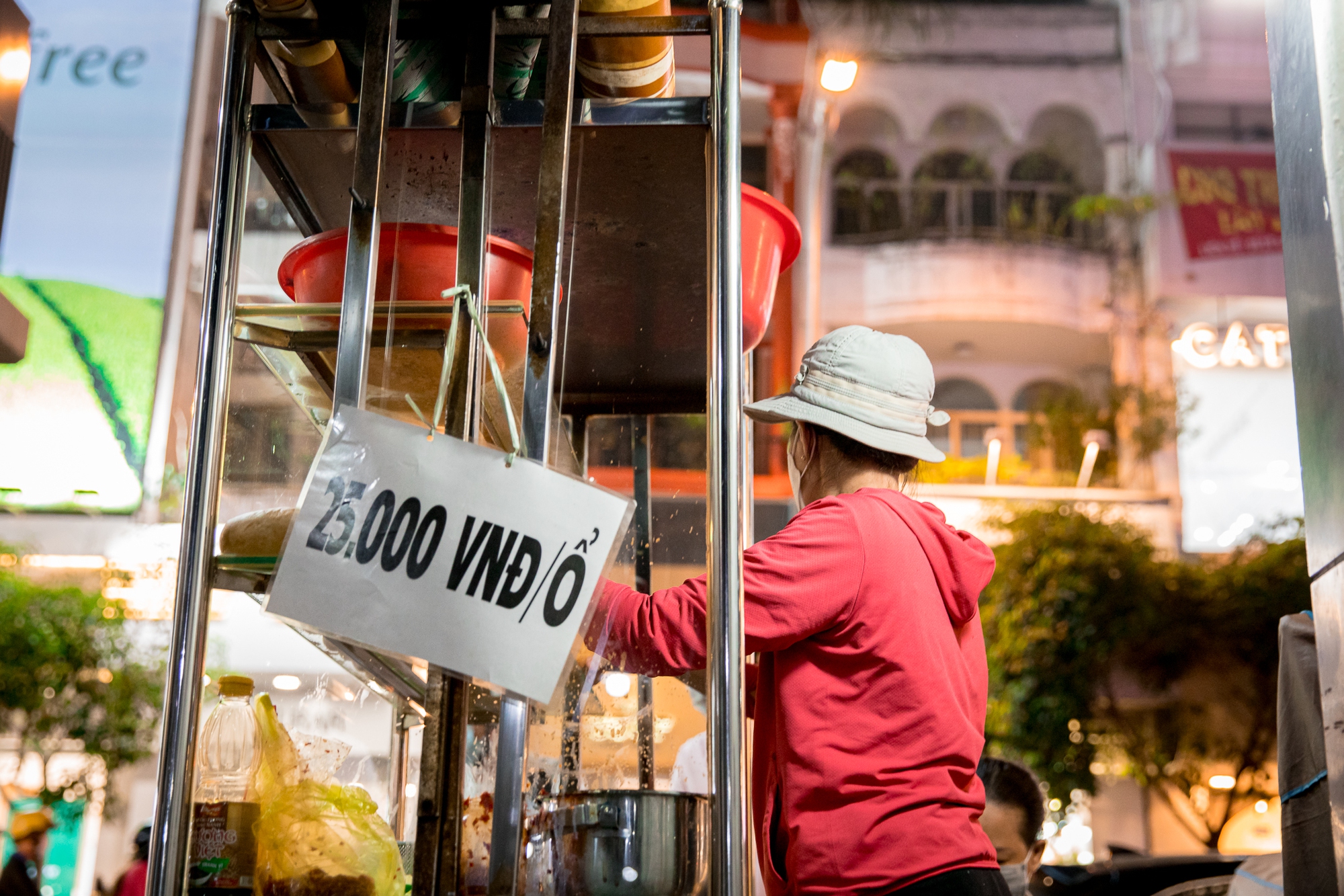 Khách Tây cũng nghiện bánh mì thịt nướng, xếp hàng dài chờ mua - Ảnh 6.