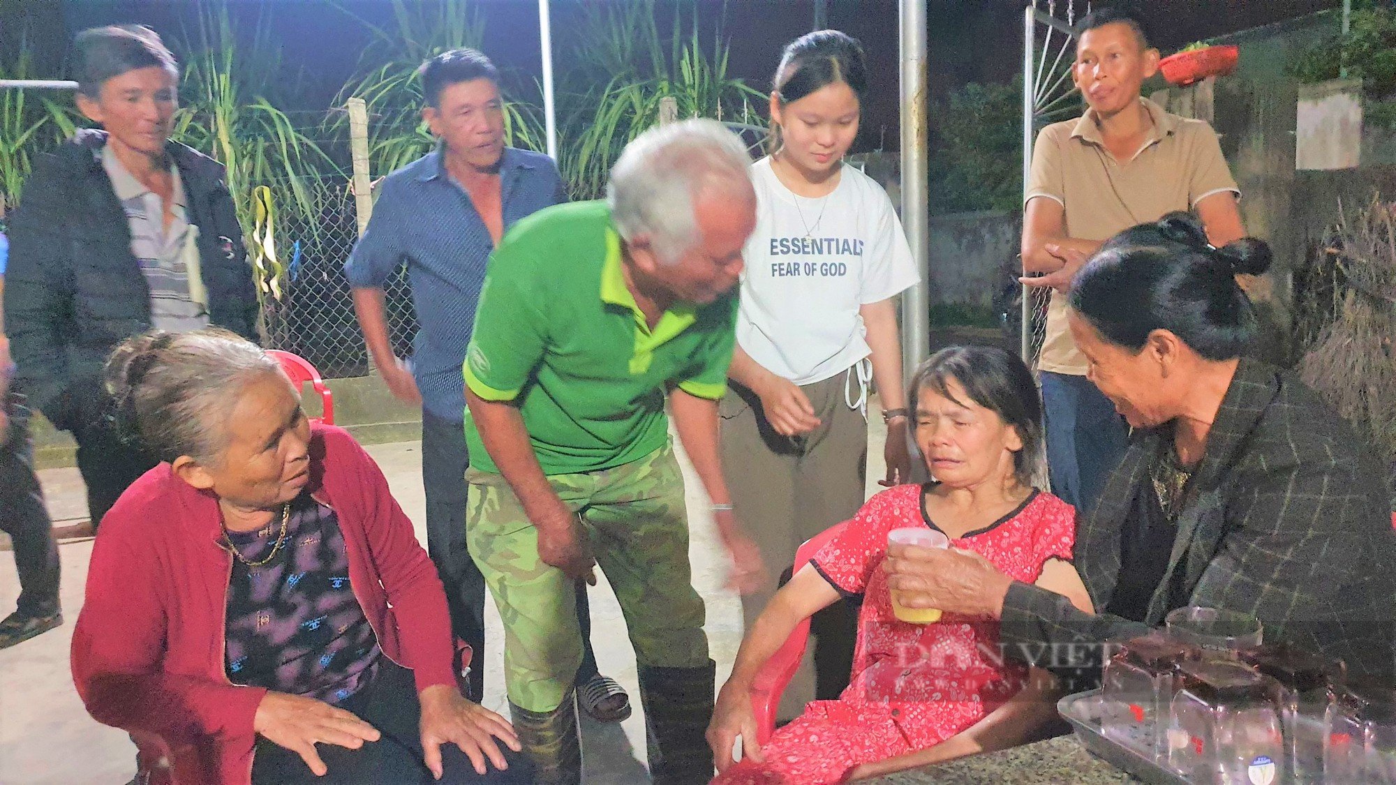 Hà Tĩnh: Xúc động giây phút đoàn tụ người phụ nữ trở về sau 27 năm “mất tích” bí ẩn - Ảnh 6.