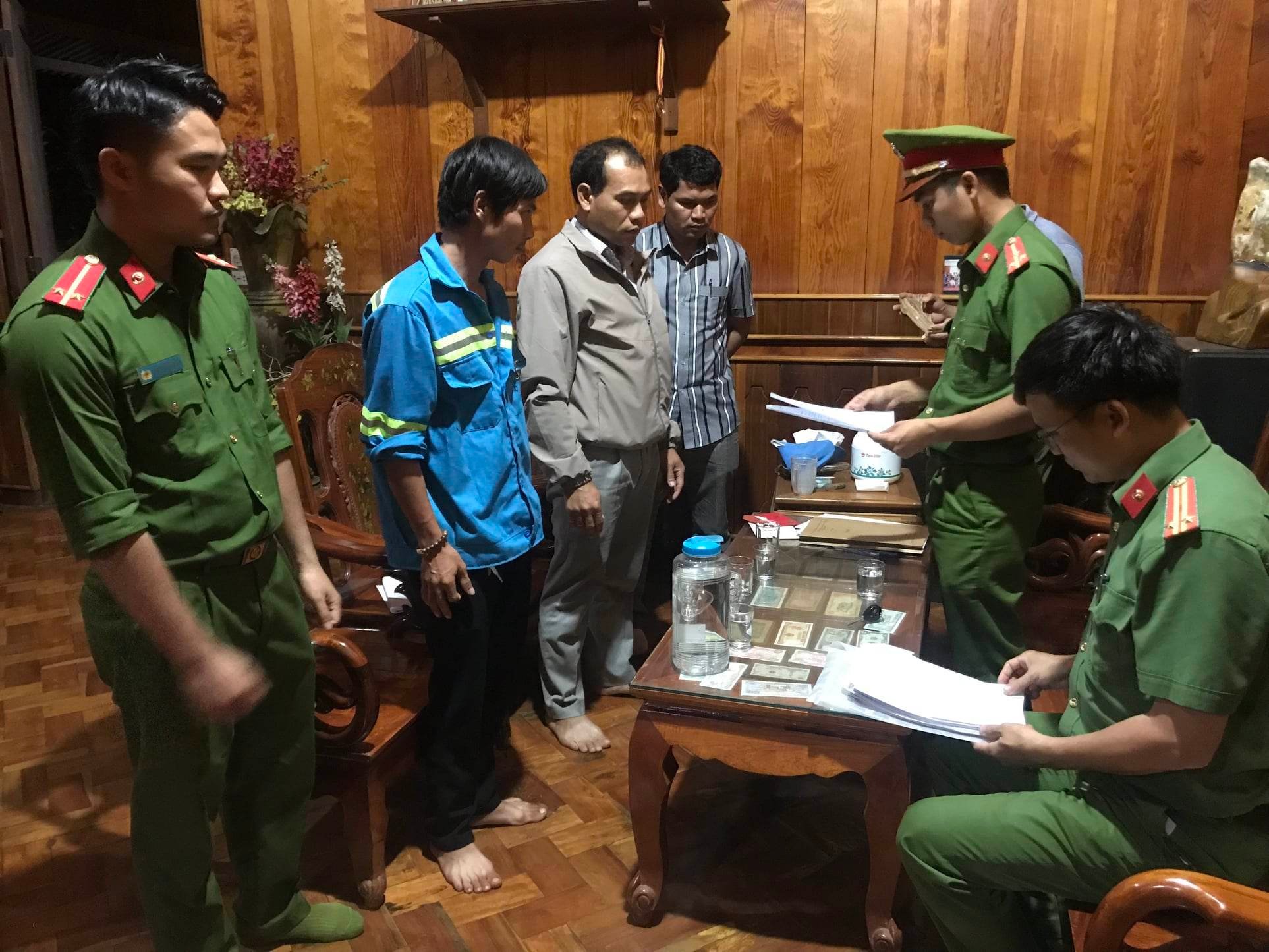 Khởi tố nguyên phó chủ tịch huyện và 3 đồng phạm cấp 65 sổ đỏ trái quy định - Ảnh 1. Khởi tố nguyên phó chủ tịch huyện và 3 đồng phạm cấp 65 sổ đỏ trái quy định - Ảnh 1.