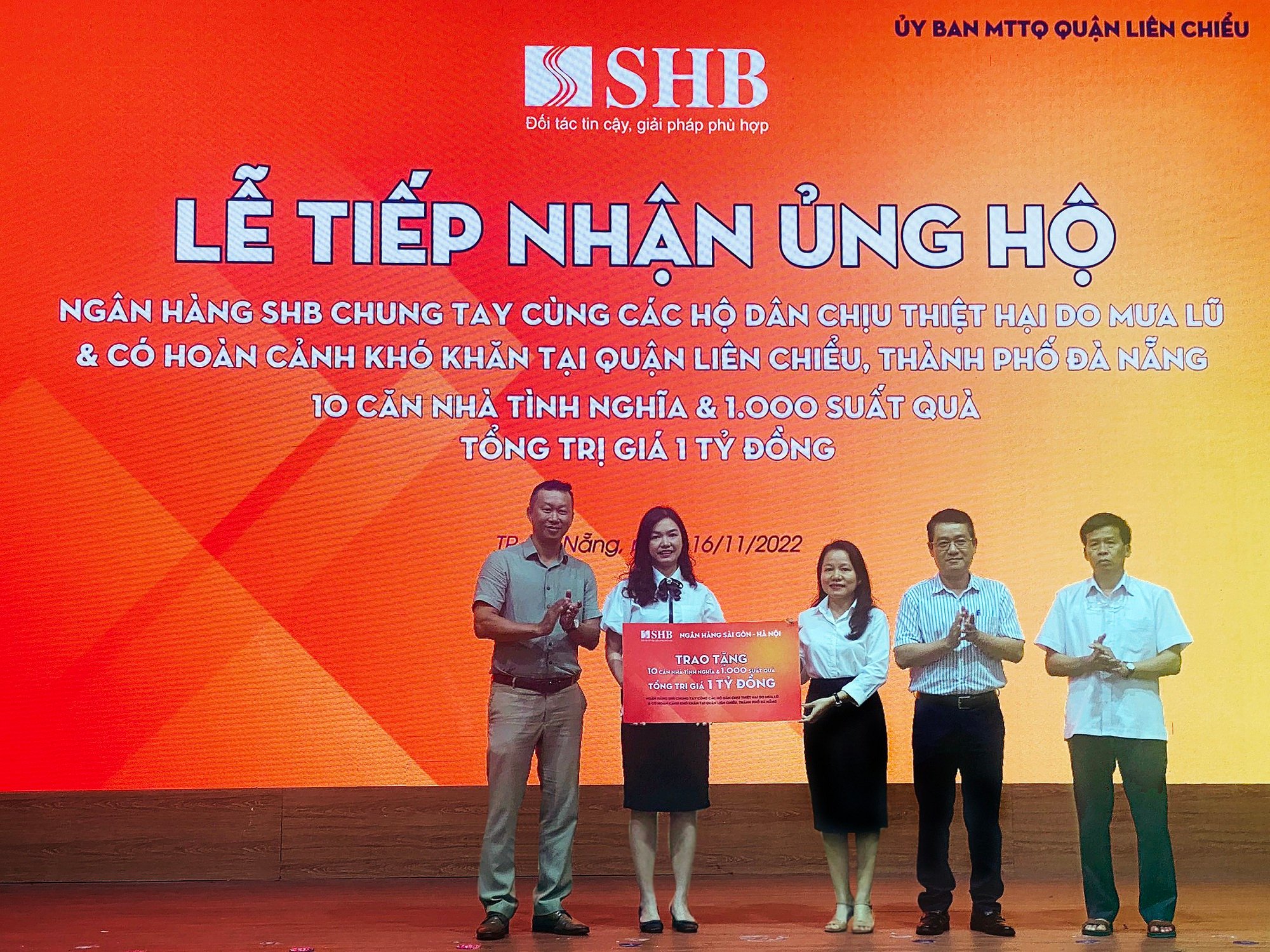 Ngân hàng SHB ủng hộ 1 tỷ đồng nhằm chia sẻ khó khăn với người dân chịu thiệt hại do mưa lũ tại Quận Liên Chiểu, TP Đà Nẵng