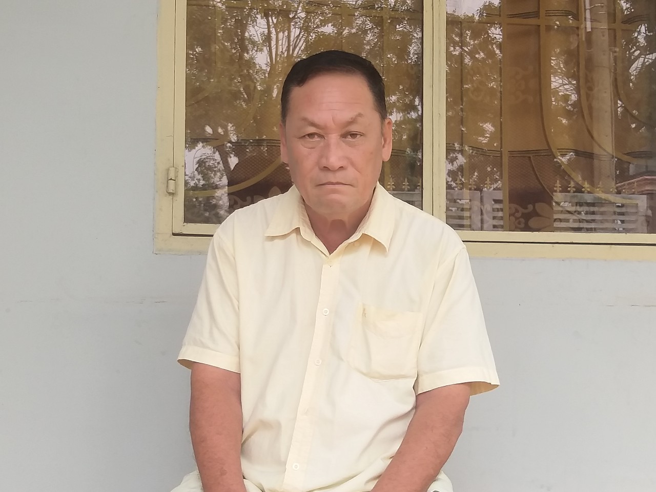 Nguyên cán bộ cảnh sát điều tra bị nhóm người lạ mặt giăng băng rôn ... đòi nợ - Ảnh 2.