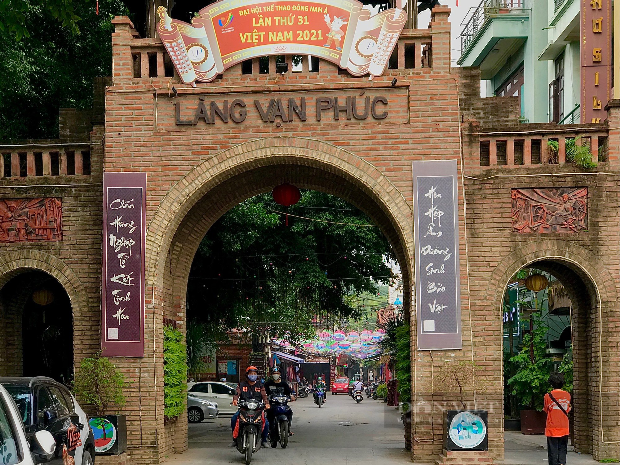 Chìm đắm vẻ đẹp duyên dáng của ngôi làng dệt lụa nức tiếng Hà thành - Ảnh 2.